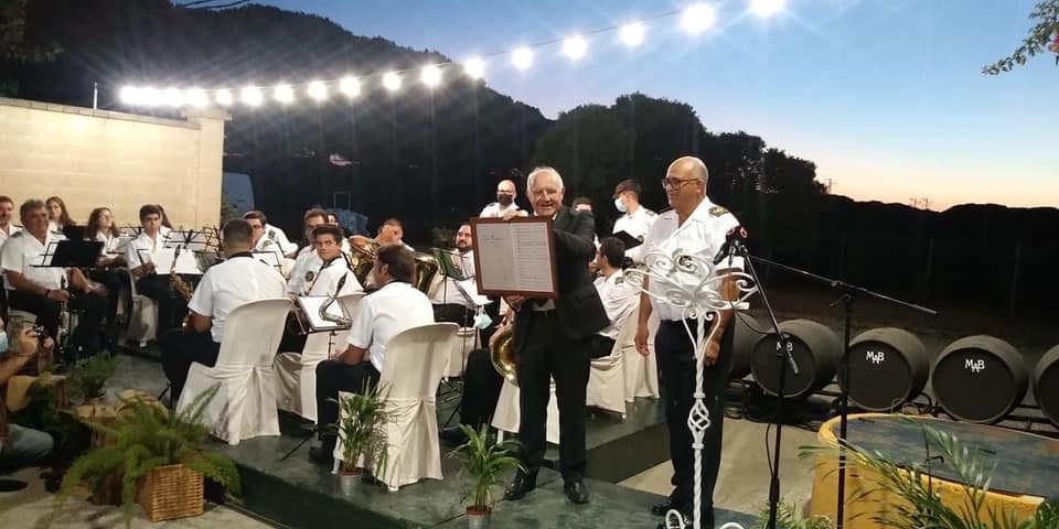 Chano Aragón con las partituras del pasodoble de 1924